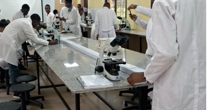 Wanafunzi katika Maabara